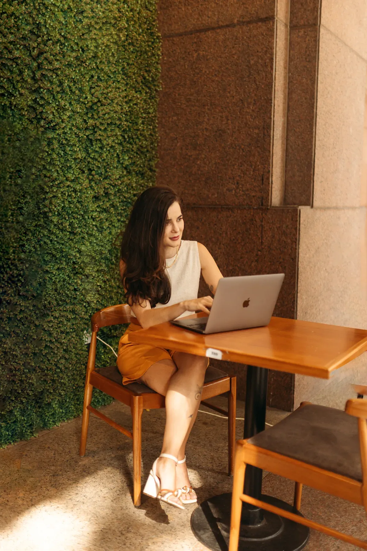 Jéssica Ribeiro trabalhando no notebook em uma mesa